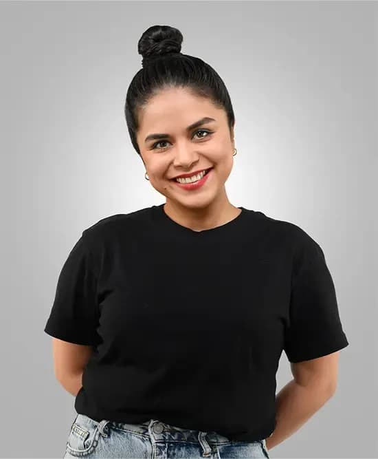 Porträt von Ati, Senior Creative-Designerin und Verpackungsdesignerin bei Visual Conversion