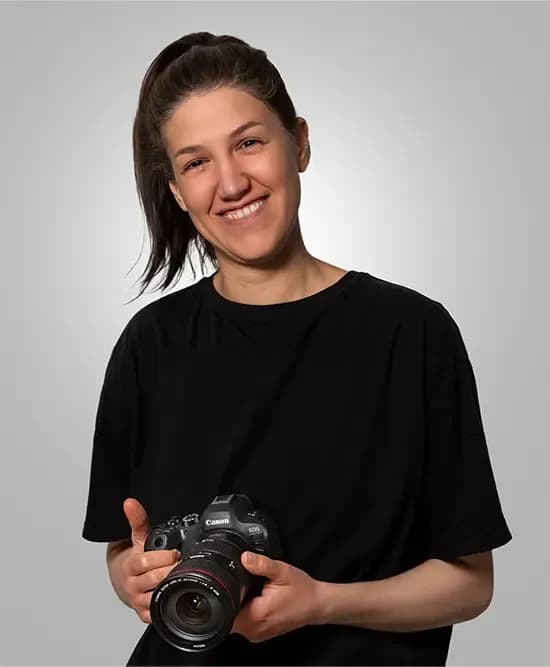 Porträt von Sue, Fotografin und Videografin bei Visual Conversion mit Kamera