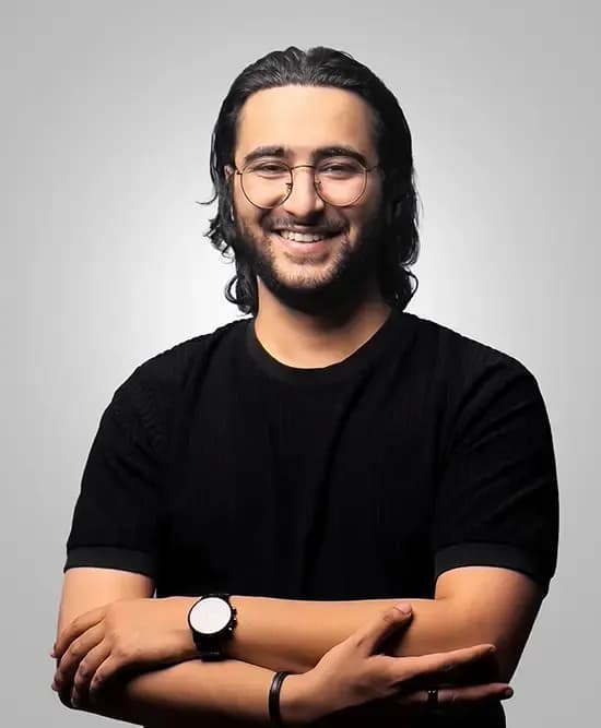 Porträt von Sinan, Grafikdesigner und Motion-Graphics-Spezialist bei Visual Conversion