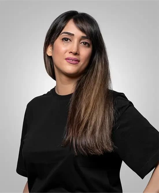 Porträt von Michka, Senior-Grafikdesignerin und Retusche-Expertin bei Visual Conversion